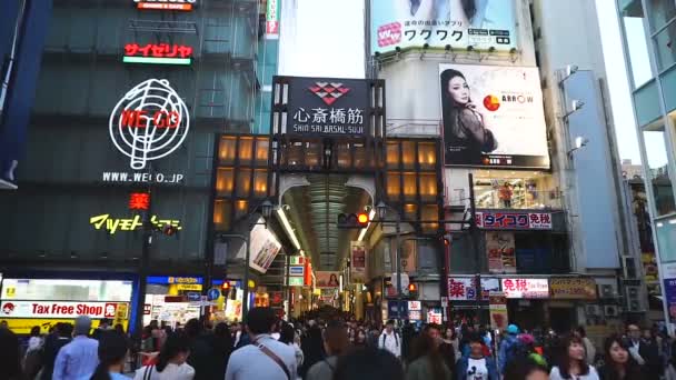 エイプリル社30 大阪で2017年4月30日に大阪を代表する観光地の一つである新西橋筋への入り口前の通りの人々 — ストック動画