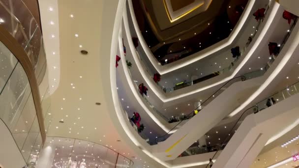 Interieur zicht op high-end winkelcentrum "Iconsiam" — Stockvideo
