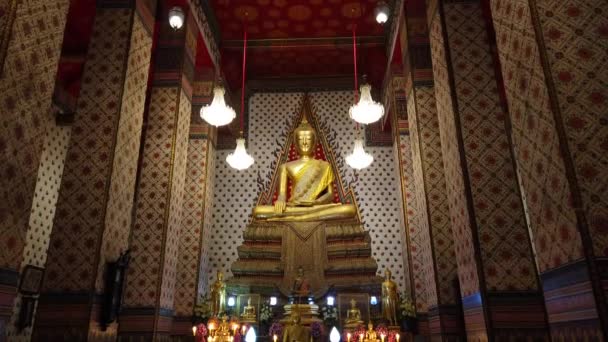 Starożytny posąg Buddy wewnątrz świątyni Wat Arun — Wideo stockowe