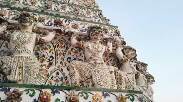 Starověká hanumanská postava kolem základny pagody Wat Arun — Stock video