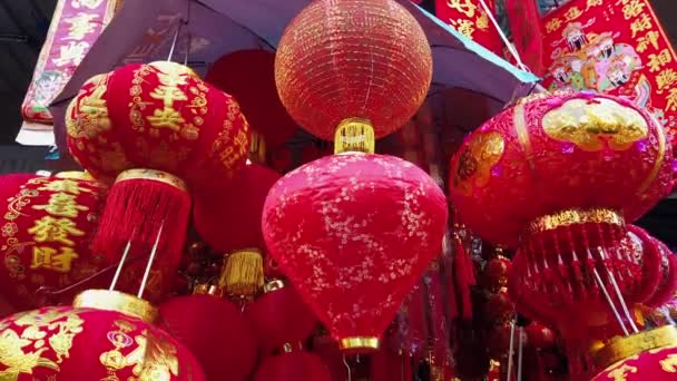 Mooie rode Chinese lantaarn en decoratie items te koop op straat — Stockvideo