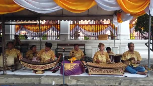 Músico tocando música tradicional tailandesa en el templo de Wat Arun — Vídeos de Stock