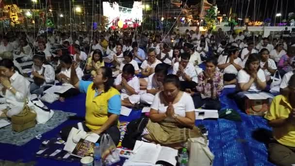 Les Thaïlandais rejoignent le compte à rebours de la prière morale jusqu'en 2020 avec un fil sacré sur la tête — Video