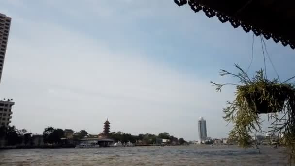 Río Chao Praya con el transporte en barco — Vídeo de stock