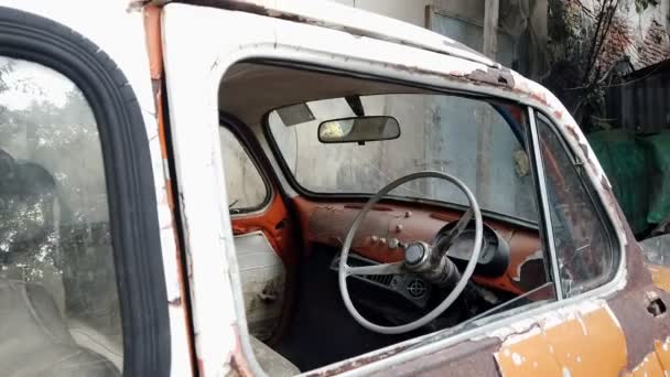 Velho vintage abandonado FIAT 600 parque de estacionamento na calçada — Vídeo de Stock