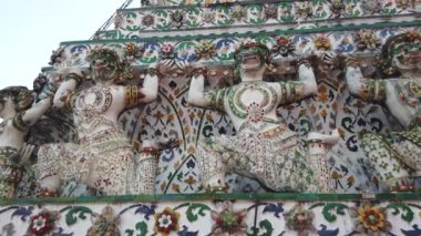 Pagoda 'nın etrafında antik Hanuman figürü 