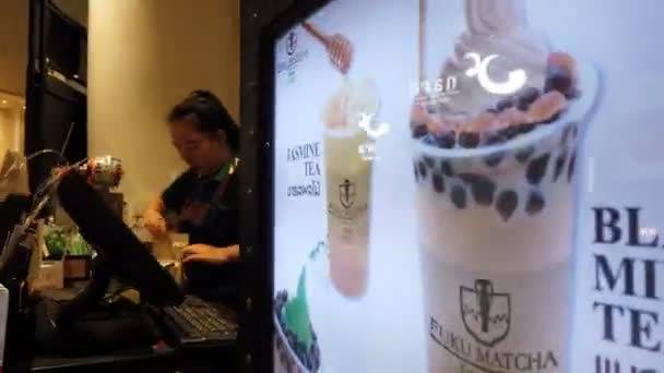 Hyperlapse di persone in piedi in coda al negozio Fuku Matcha — Video Stock