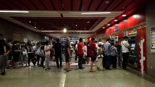 La gente en la cola paga la tarifa MRT en la estación de metro MRT — Vídeo de stock