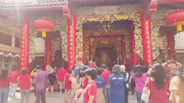 Hiperlapso de pessoas visitam Santuário de Kuan Yim (Thian Fa Foundation) durante o Festival de Ano Novo Chinês — Vídeo de Stock