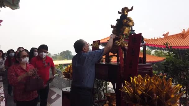 As pessoas pagam respeito por Cai Shen (Deus da Riqueza, Deus da Fortuna ) — Vídeo de Stock