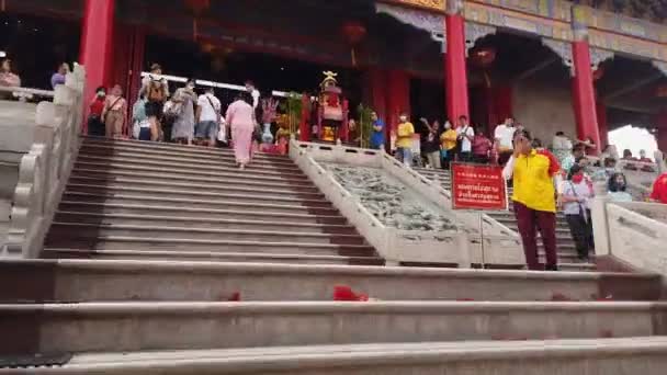 Hyperlapse film van mensen die de Chinese tempel bezoeken — Stockvideo