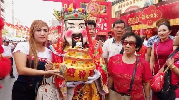 Unbekannte verkleiden sich in Bangkoks Chinatown-Viertel als Gott des Reichtums — Stockvideo