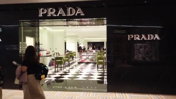 Vista exterior da loja de luxo Prada — Vídeo de Stock