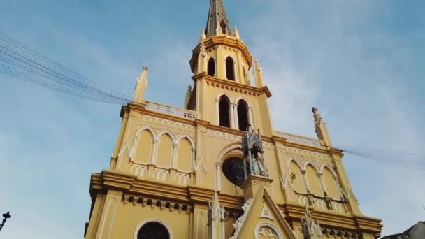 Yellow Holy Rosary Church, also known as Kalawar Church in Talad Noi Community — Stock Video