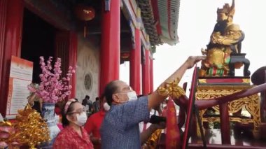 İnsanların hiperaktifliği Cai Shen 'e saygı gösterir (Servet Tanrısı, Şans Tanrısı))