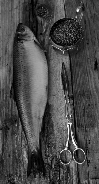 El arenque de pescado yace en una pizarra —  Fotos de Stock