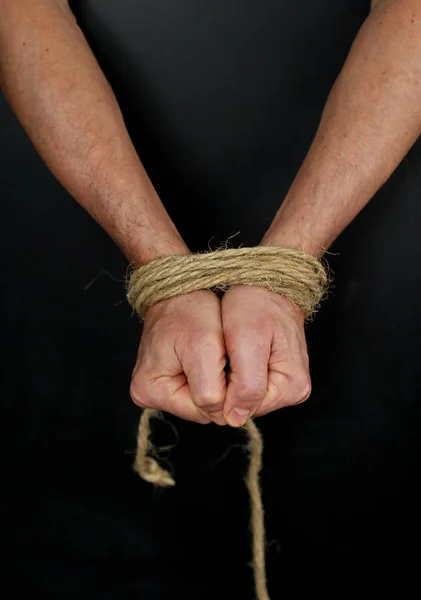 Mens Mãos Amarradas Com Uma Corda — Fotografia de Stock