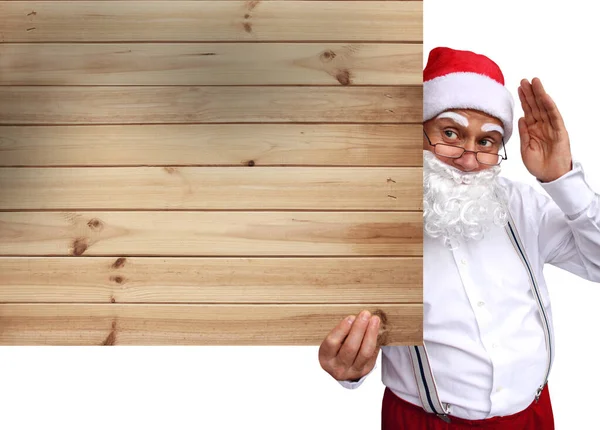 Papai Noel com barba segura um belo cartaz em branco, em branco, de madeira, em branco para o designer, padrão para anúncios, convites, saudações, calendário, mock up, close-up, espaço de cópia — Fotografia de Stock