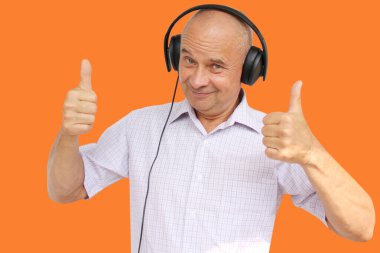 yüzünde duyguları ile siyah kulaklık yaşlı adam jestleri, izole, fotoğraf, kavram, yakın çekim, kopyalama alanı