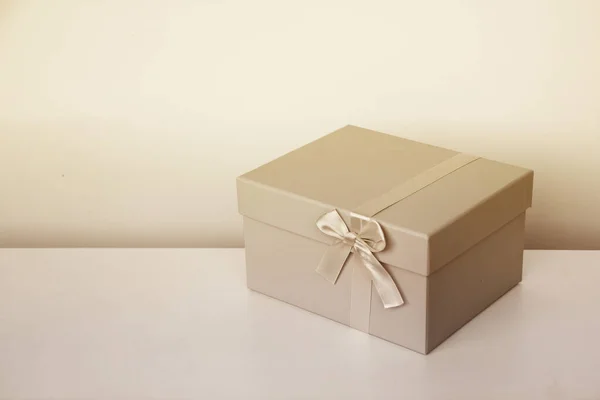 Cadeau en boîte avec ruban de satin et arc, concept de Saint Valentin, cadeaux de Noël, fête des mères, Nouvel An, gros plan, espace de copie — Photo