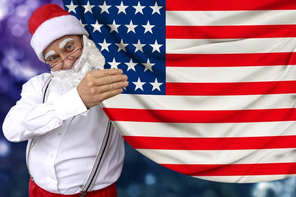 Sakallı Noel Baba, kumaş, turizm, yeni yıl ve Noel, ekonomik ve politik beklentiler üzerine Amerika Birleşik Devletleri 'nin güzel renkli ulusal bayrağını taşıyor. — Stok fotoğraf