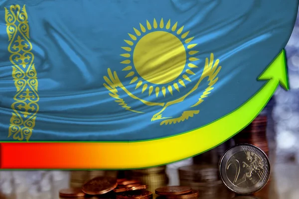 Flecha de las posiciones crecientes de la moneda del euro y la bandera del país de Kazajstán, el concepto de crecimiento financiero, la dinámica del tipo de cambio a la moneda nacional — Foto de Stock