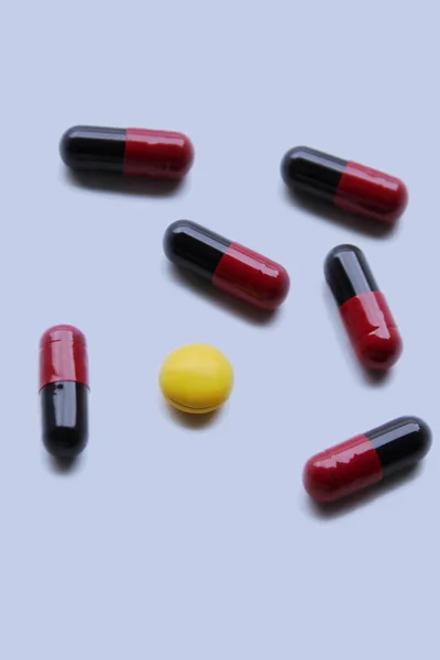 Medikamente, Pillen, Tabletten liegen auf hellem Hintergrund, medizinisches Konzept, Nahaufnahme, Kopierraum, Draufsicht — Stockfoto