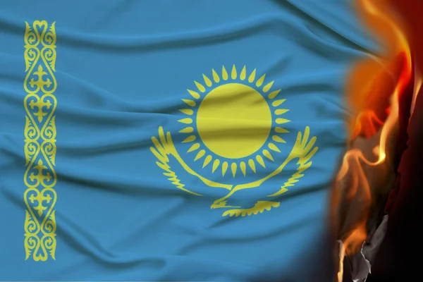 Detailní fotografie hořícího státu vlajky Kazachstánu, koncept státní krize, destrukce, ilustrace — Stock fotografie