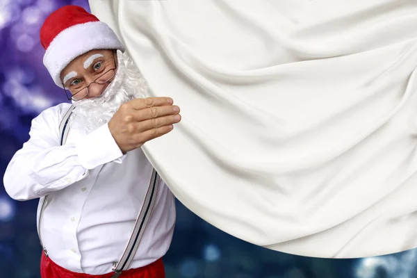Père Noël avec une barbe tient un beau tissu, blanc, carton, blanc pour le concepteur, modèle pour les annonces, invitations, salutations, calendrier, maquette, gros plan, espace de copie — Photo
