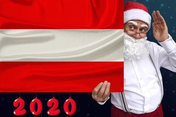 Sakallı Noel Baba, Avusturya devletinin renkli ulusal bayrağının 2020 yılına ait güzel bir fotoğrafını taşıyor. Turizm, yeni yıl, ekonomik ve politik beklentiler. — Stok fotoğraf