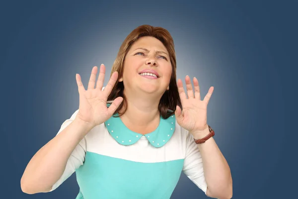 Mujer de mediana edad toma de la mano racimos en la cara, concepto de fracaso, resistencia, protesta, primer plano, espacio para copiar — Foto de Stock