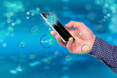 Erkek eli bir telefon tutuyor, ekranda DNA formülü ikonu parlıyor, konsept tıp, bilim, babalık, kimlik belirleme, yakın çekim