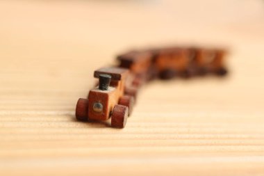 Hafif arka planda yük arabaları olan tahta oyuncak tren, çocuk oyuncakları konsepti, ulaşım