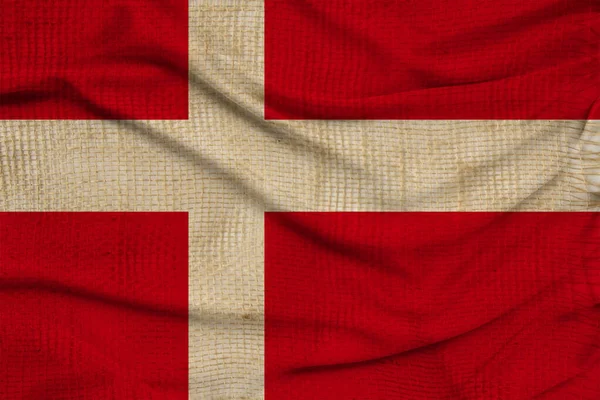 Photo du drapeau national du Danemark sur une texture luxueuse de satin, soie avec vagues, plis et faits saillants, gros plan, espace de copie, concept de voyage, économie et politique de l'État — Photo