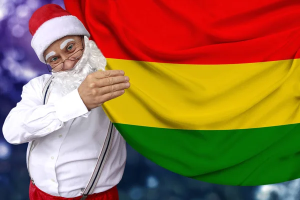 Sakallı Noel Baba, Bolivya eyaletinin güzel renkli bayrağını kumaş, turizm konsepti, yeni yıl ve Noel, ekonomik ve politik beklentiler üzerine elinde tutuyor. — Stok fotoğraf