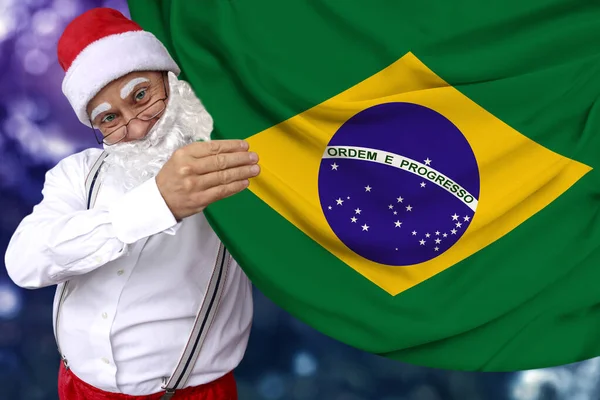 Weihnachtsmann mit Bart hält die schöne farbige Nationalflagge des brasilianischen Staates auf Stoff, Tourismuskonzept, Neujahr und Weihnachten, wirtschaftliche und politische Aussichten — Stockfoto