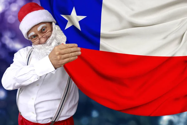 Mikulás szakállas tart egy gyönyörű színes nemzeti zászló az állam Chile szövet, koncepció a turizmus, újév és karácsony, gazdasági és politikai kilátások — Stock Fotó