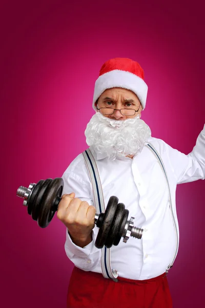 Père Noël en lunettes, en chemise blanche, secoue les muscles avec des haltères, concept de Noël et de sport, gros plan — Photo