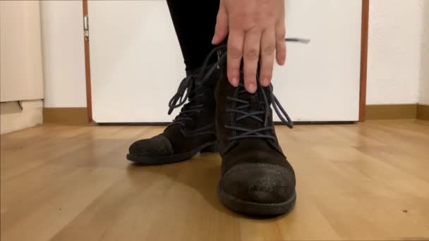 女の子の靴黒スエードレースアップシューズ — ストック動画
