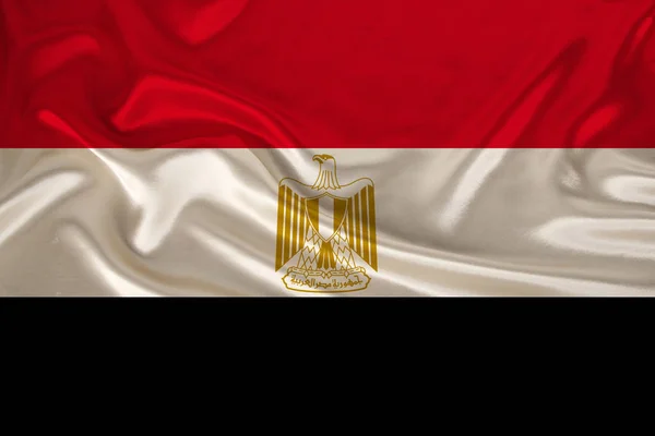 Foto della bandiera nazionale dello stato d'Egitto su una texture di lusso di raso, seta con onde, pieghe e punti salienti, primo piano, spazio copia, illustrazione — Foto Stock