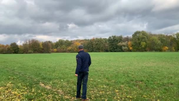 Mann Mit Grauer Mütze Und Blauer Jacke Treibt Sport Herbstpark — Stockvideo