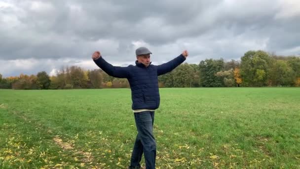 Gri Şapkalı Mavi Ceketli Bir Adam Sonbahar Parkında Spor Yapıyor — Stok video