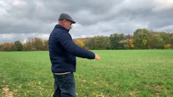 Mann Mit Grauer Mütze Und Blauer Jacke Treibt Sport Herbstpark — Stockvideo