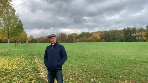 Man Van Middelbare Leeftijd Het Veld Herfst Lacht Dwaalt Rond — Stockvideo