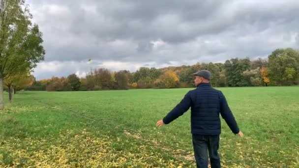 Mann Mittleren Alters Herbst Auf Dem Feld Lacht Und Albert — Stockvideo