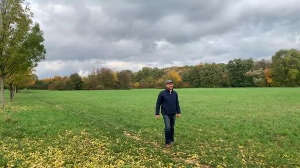 Mann Mittleren Alters Geht Herbst Auf Das Feld Das Konzept — Stockvideo