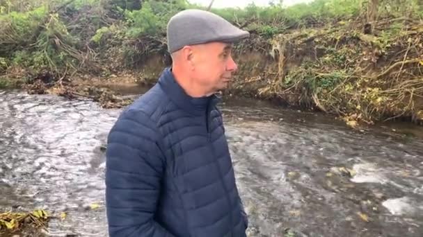 Mann Mittleren Alters Spaziert Herbst Fluss Entlang Genießt Die Schönheit — Stockvideo