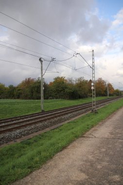 Demiryolu pahalı köşegeni mesafeye gidiyor, paralel olarak eski bir yaya yolu var.