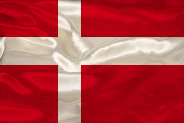 Foto de la bandera nacional de Dinamarca en una textura lujosa de satén, seda con olas, pliegues y reflejos, primer plano, espacio para copiar, concepto de viaje, economía y política de estado — Foto de Stock