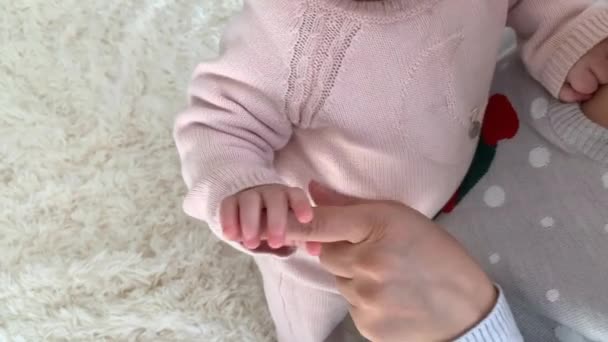 Moeder Met Tederheid Houdt Greep Van Een Baby Roze Kleren — Stockvideo